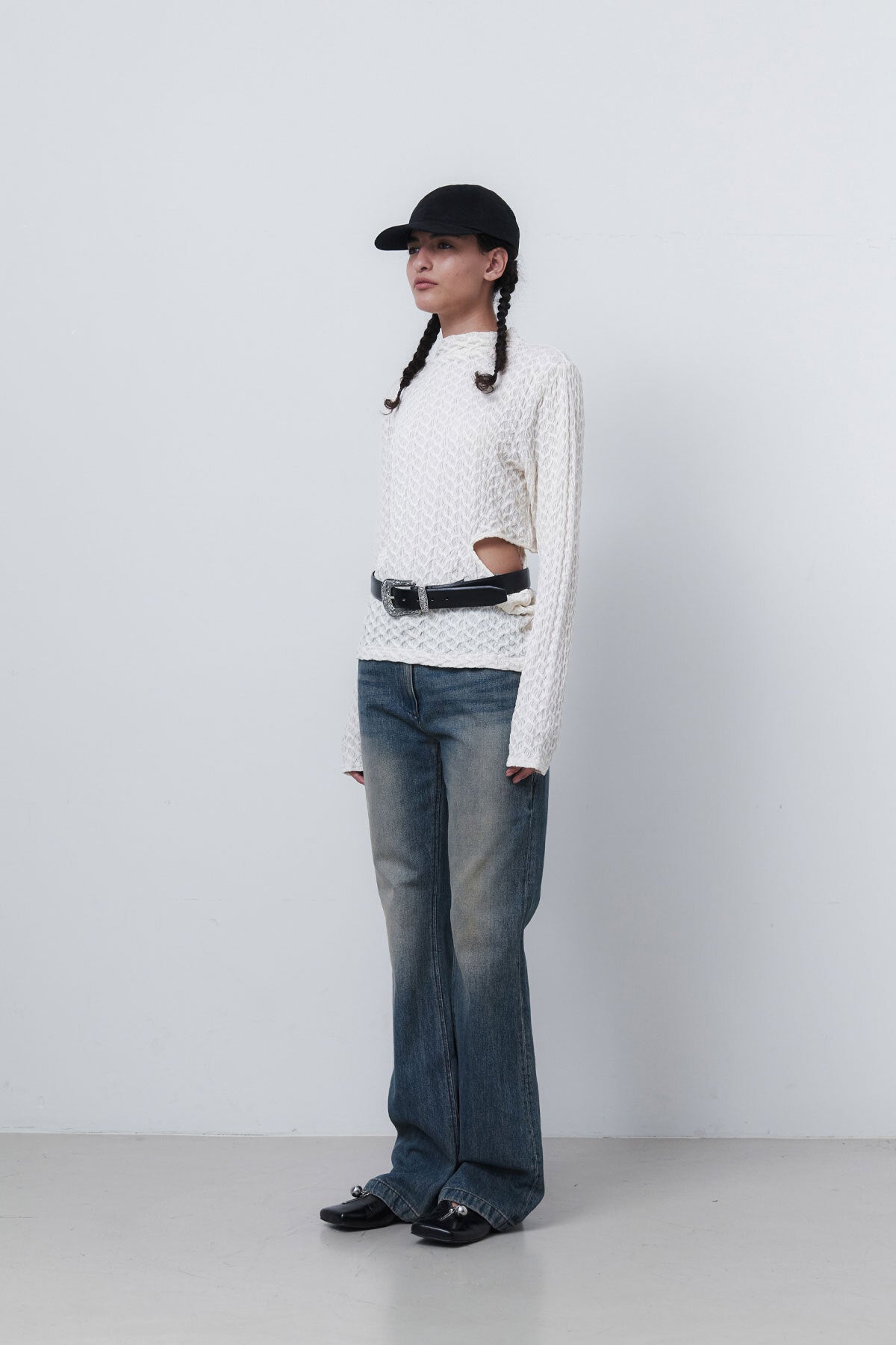 SHELL CUT OUT T - CREAM
