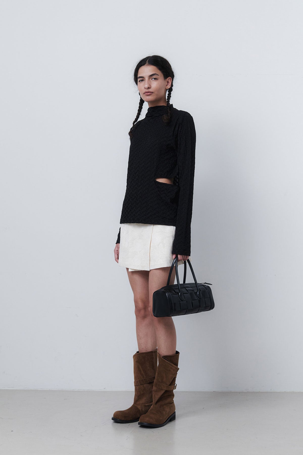 SHELL CUT OUT T - BLACK