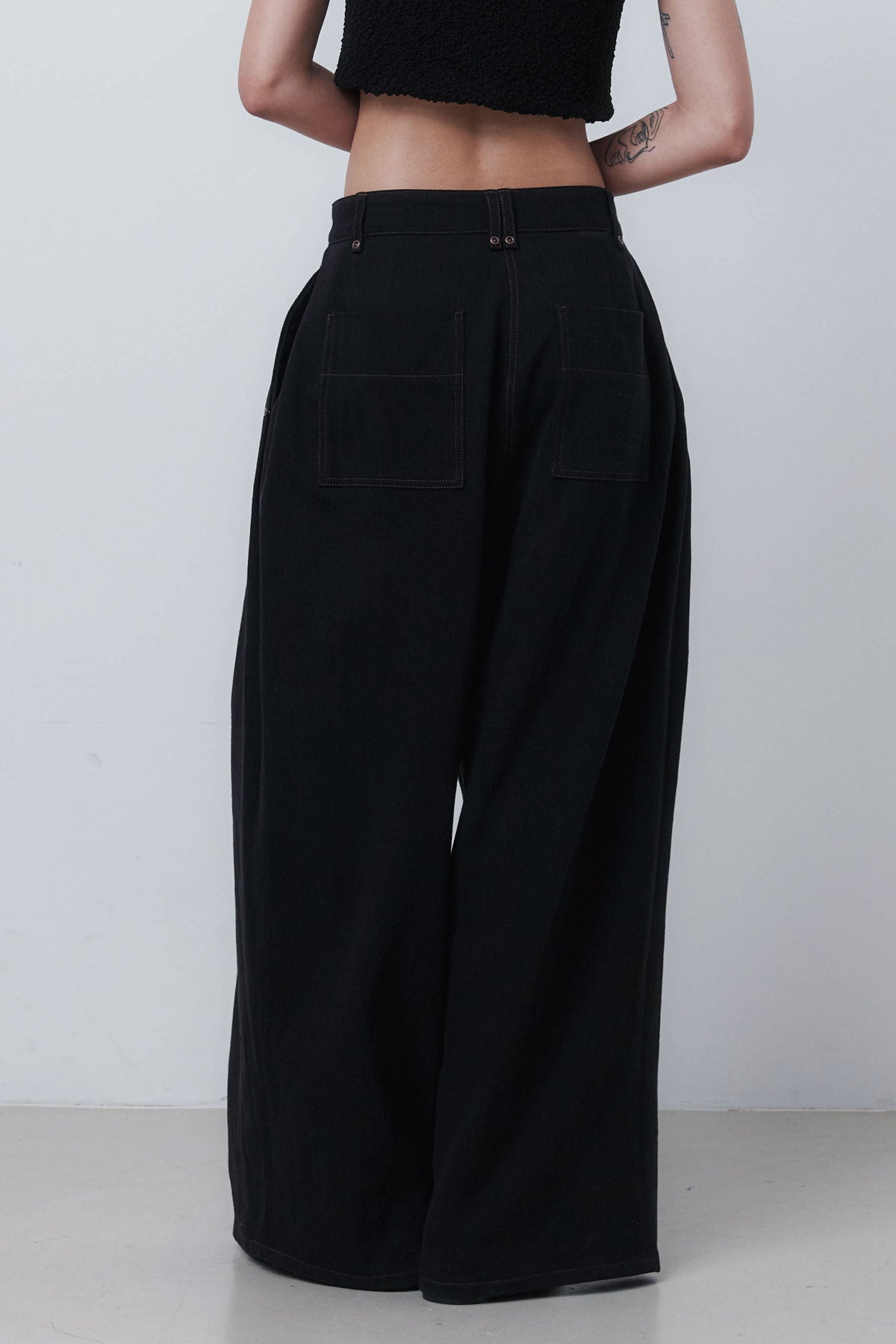 WIDE TUCK DENIM - BLACK