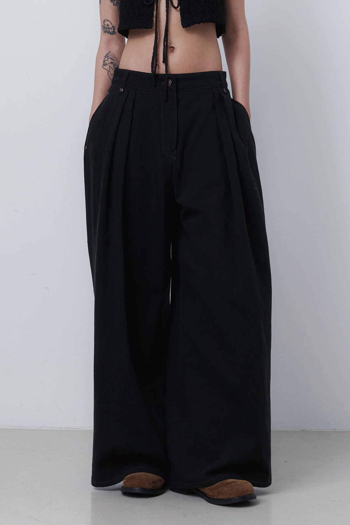 WIDE TUCK DENIM - BLACK