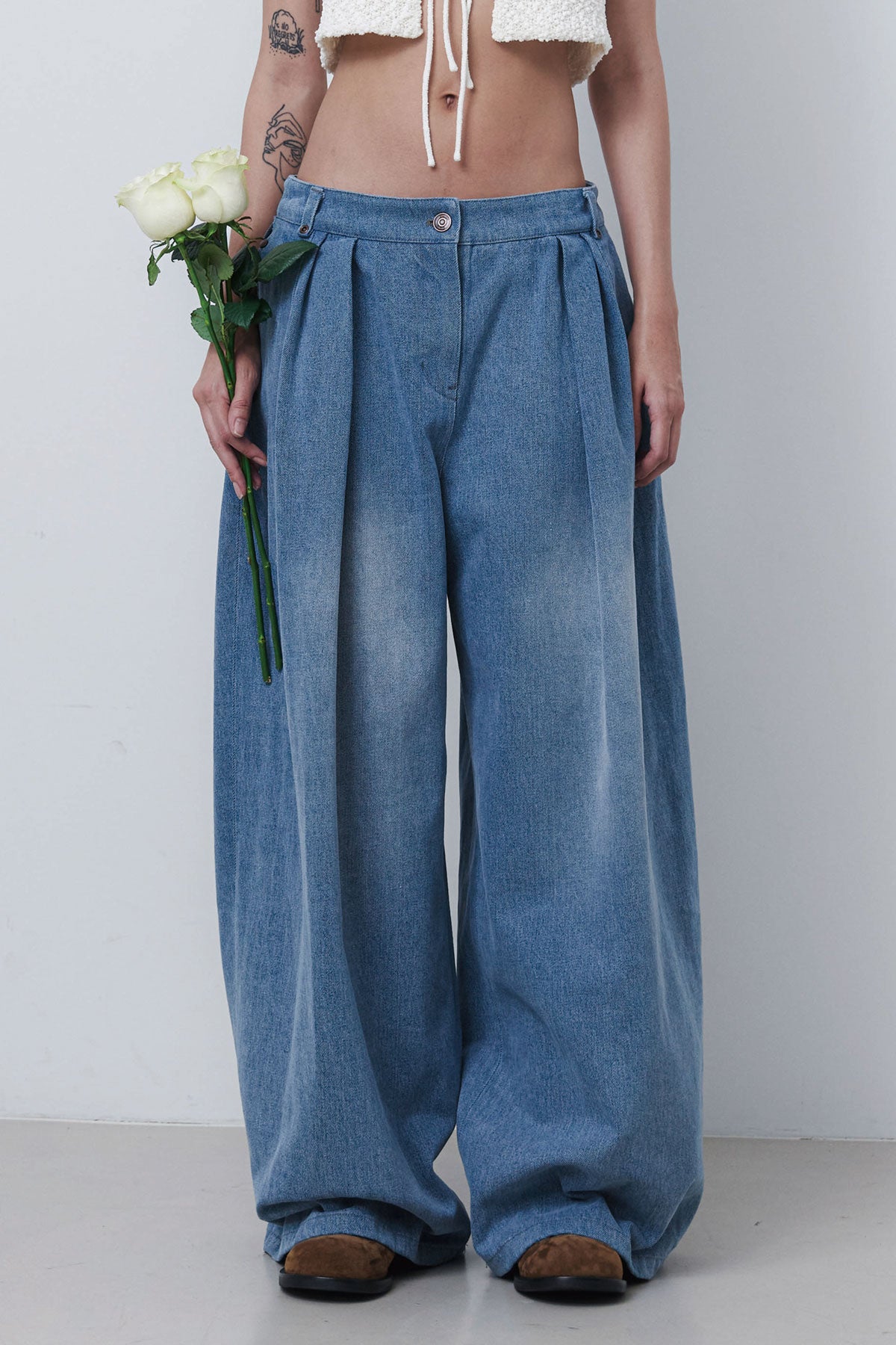WIDE TUCK DENIM - WASHED BLUE