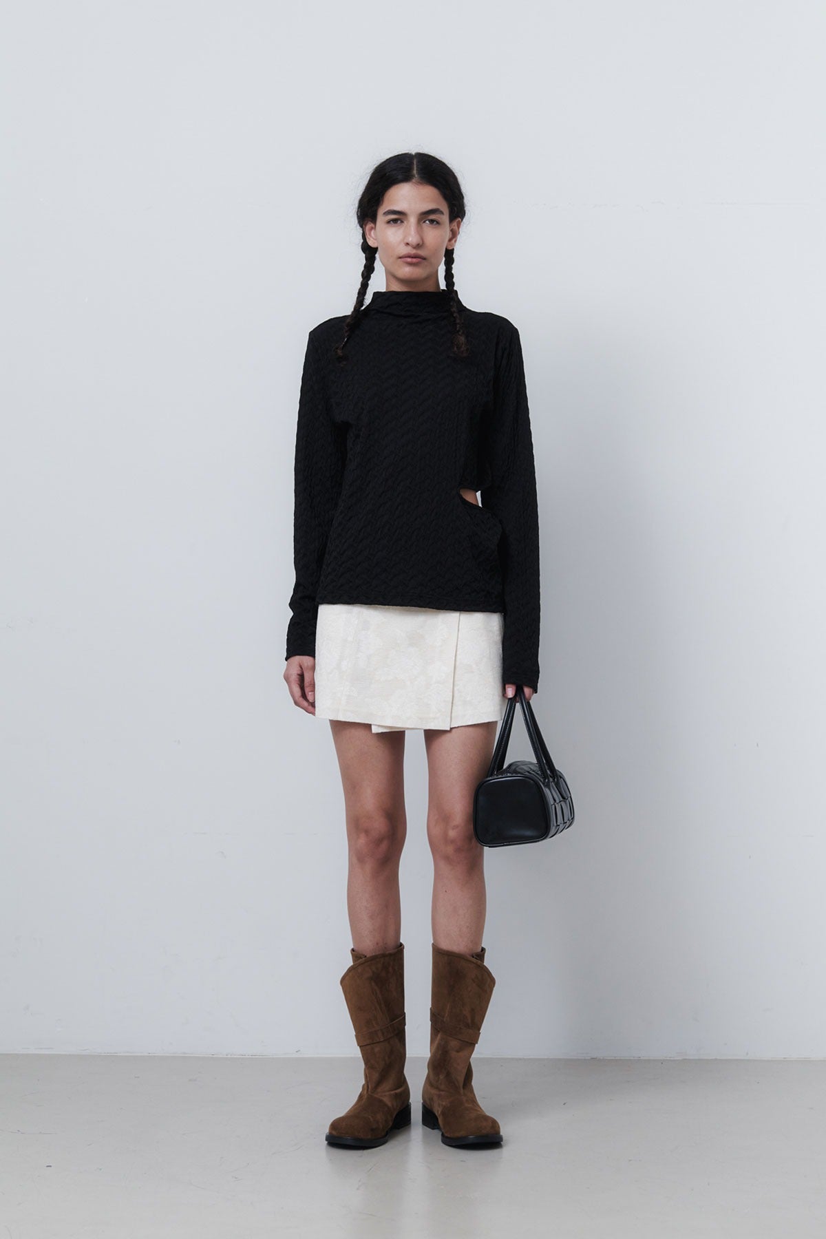 SHELL CUT OUT T - BLACK