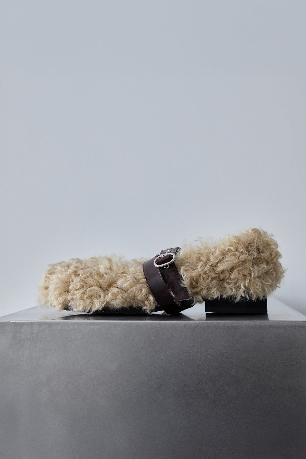 STRAP TOE FLAT - BEIGE SHEEP