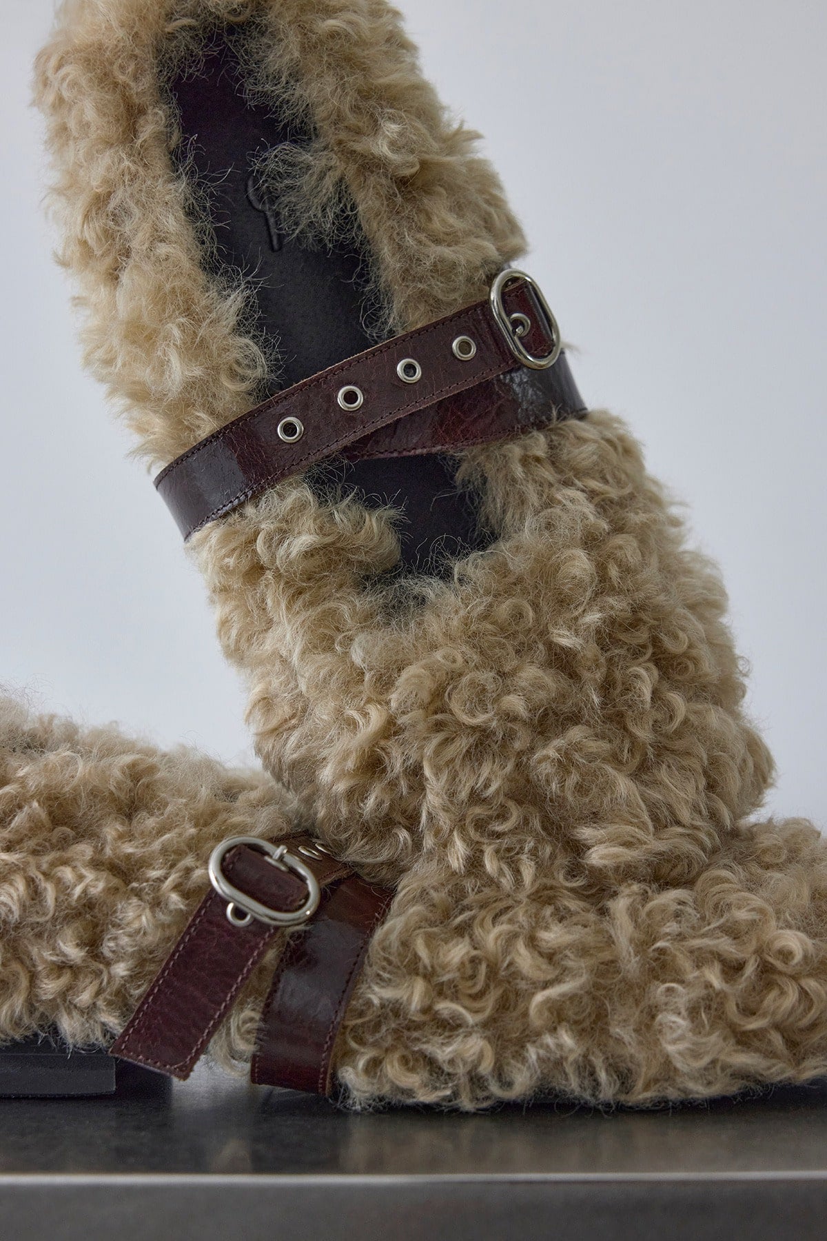 STRAP TOE FLAT - BEIGE SHEEP