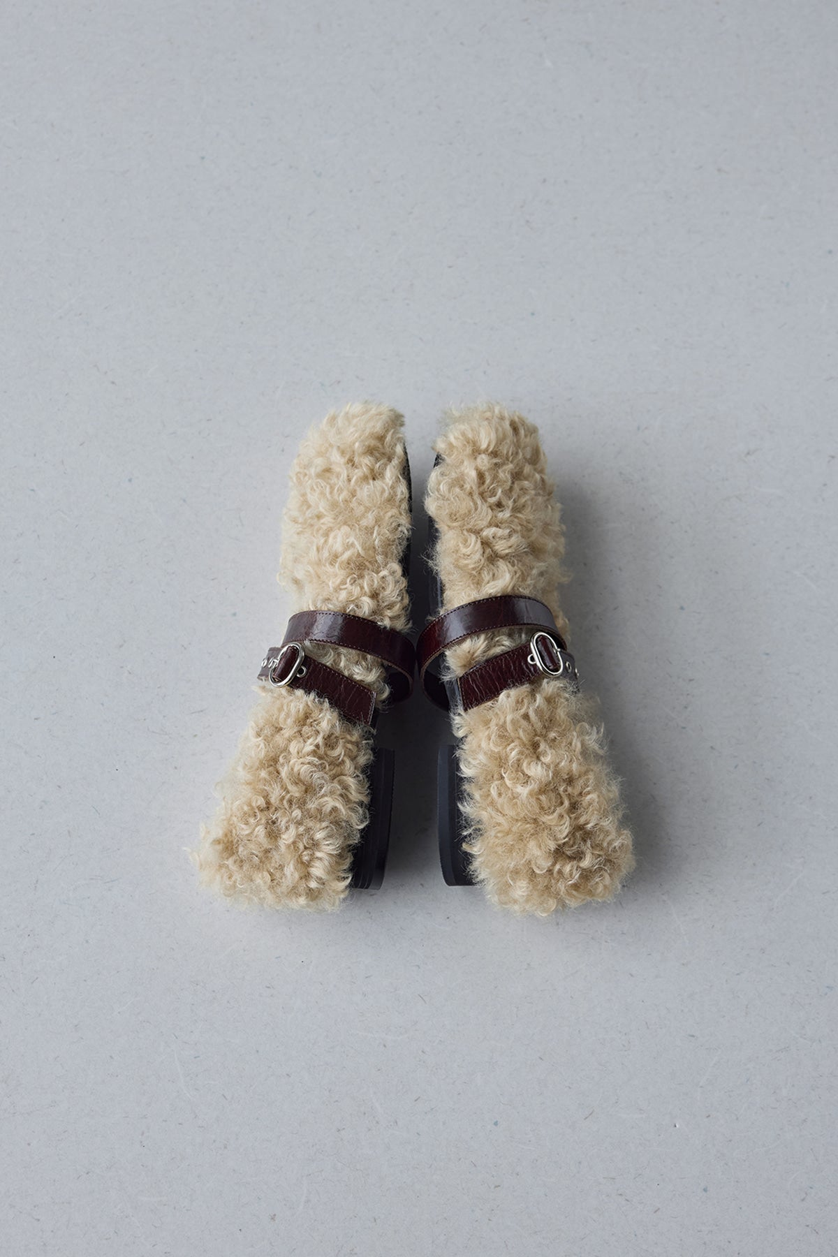 STRAP TOE FLAT - BEIGE SHEEP