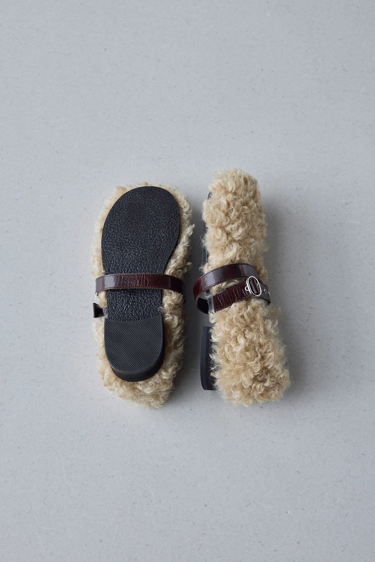STRAP TOE FLAT - BEIGE SHEEP