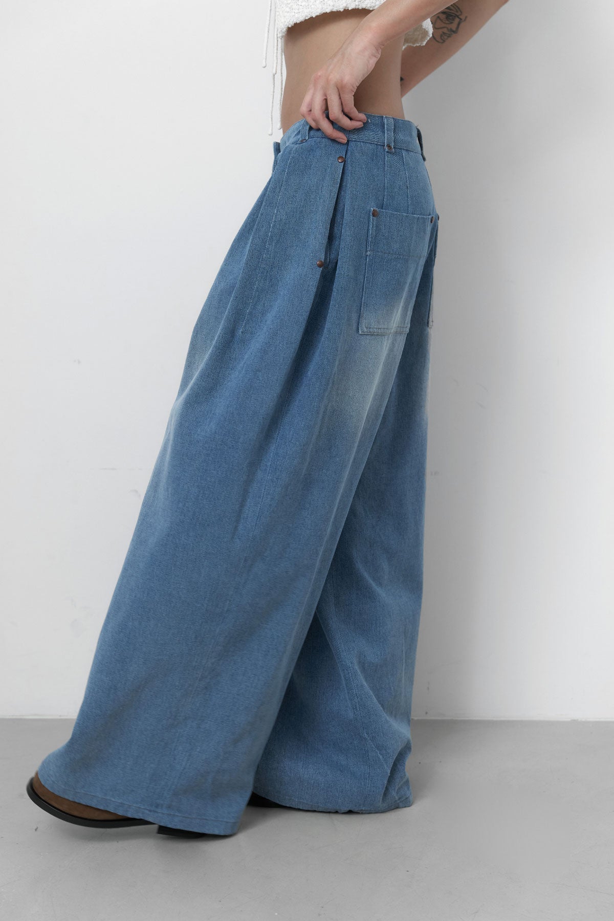 WIDE TUCK DENIM - WASHED BLUE