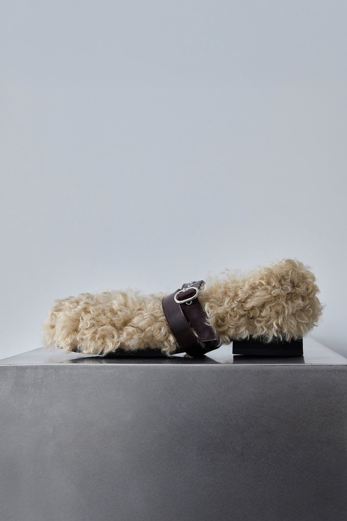 STRAP TOE FLAT - BEIGE SHEEP
