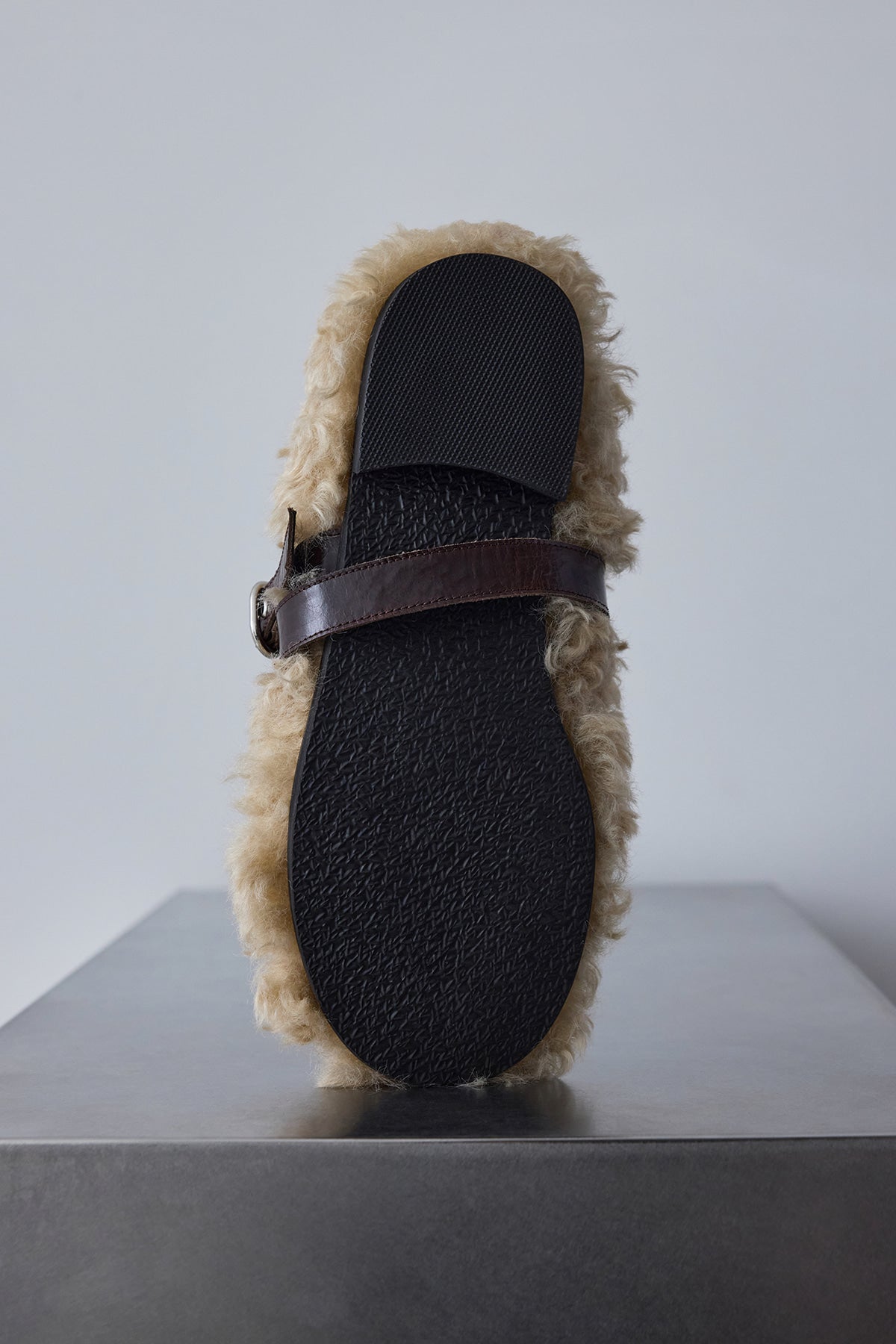 STRAP TOE FLAT - BEIGE SHEEP