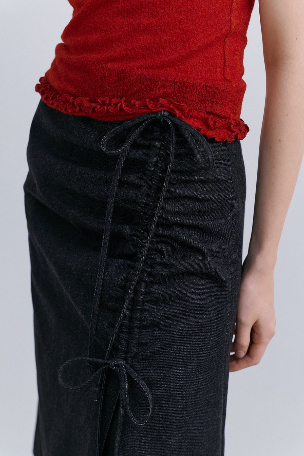 RIBBON SHIRRING SKIRT - BLACK