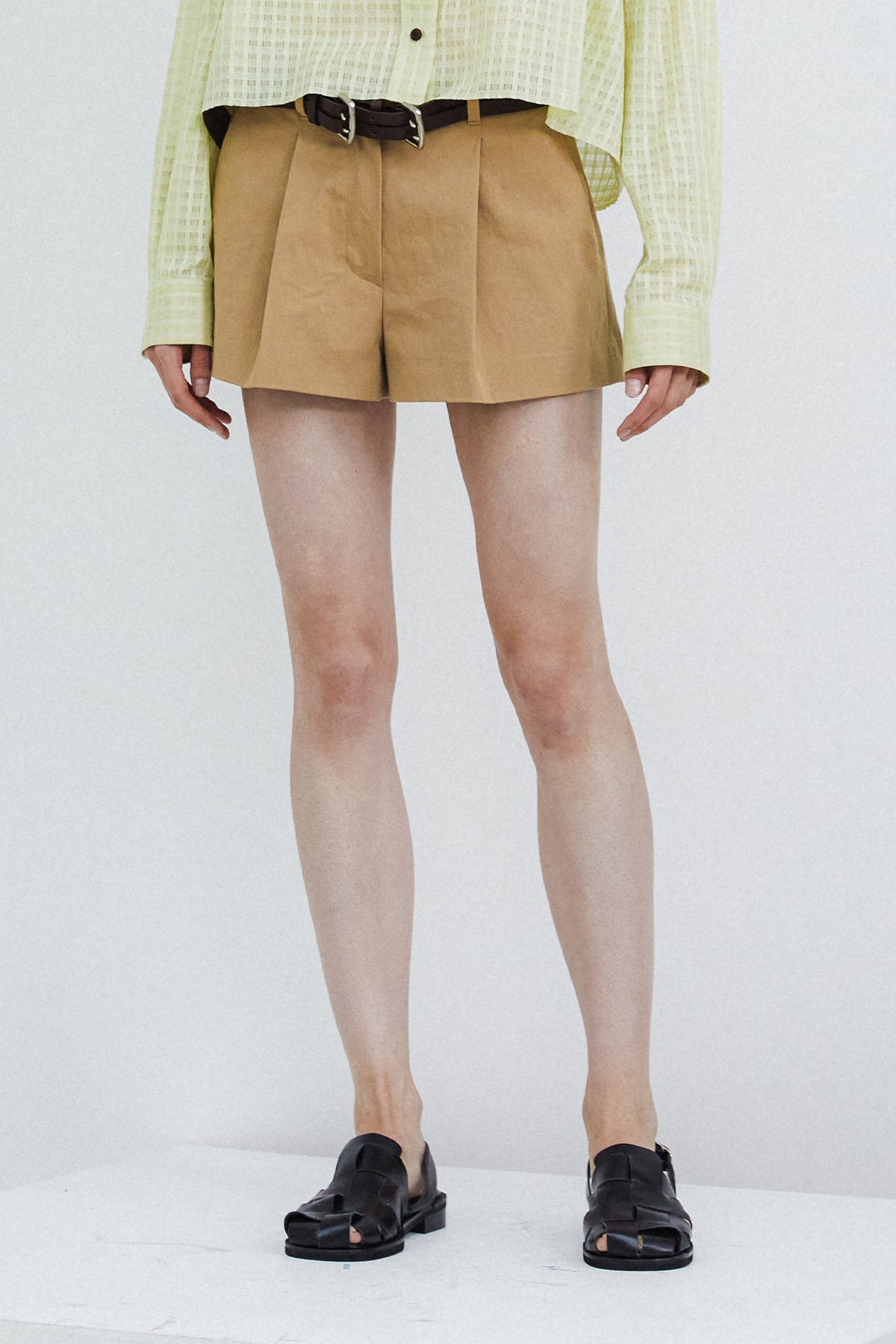 PLEATED SHORT PANTS - AMBER HAZE