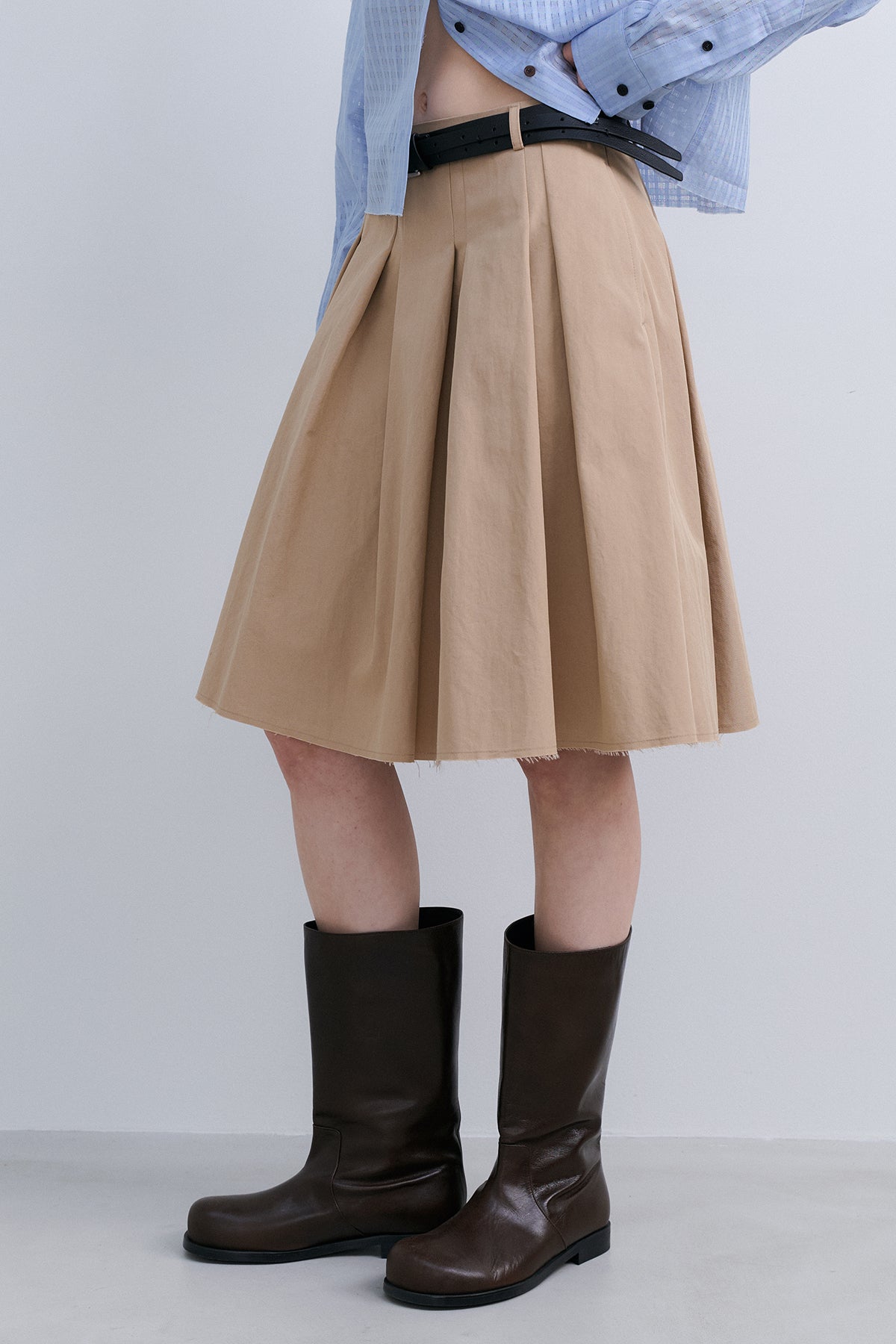 LOW EDGE PLEATED SKIRT - BEIGE