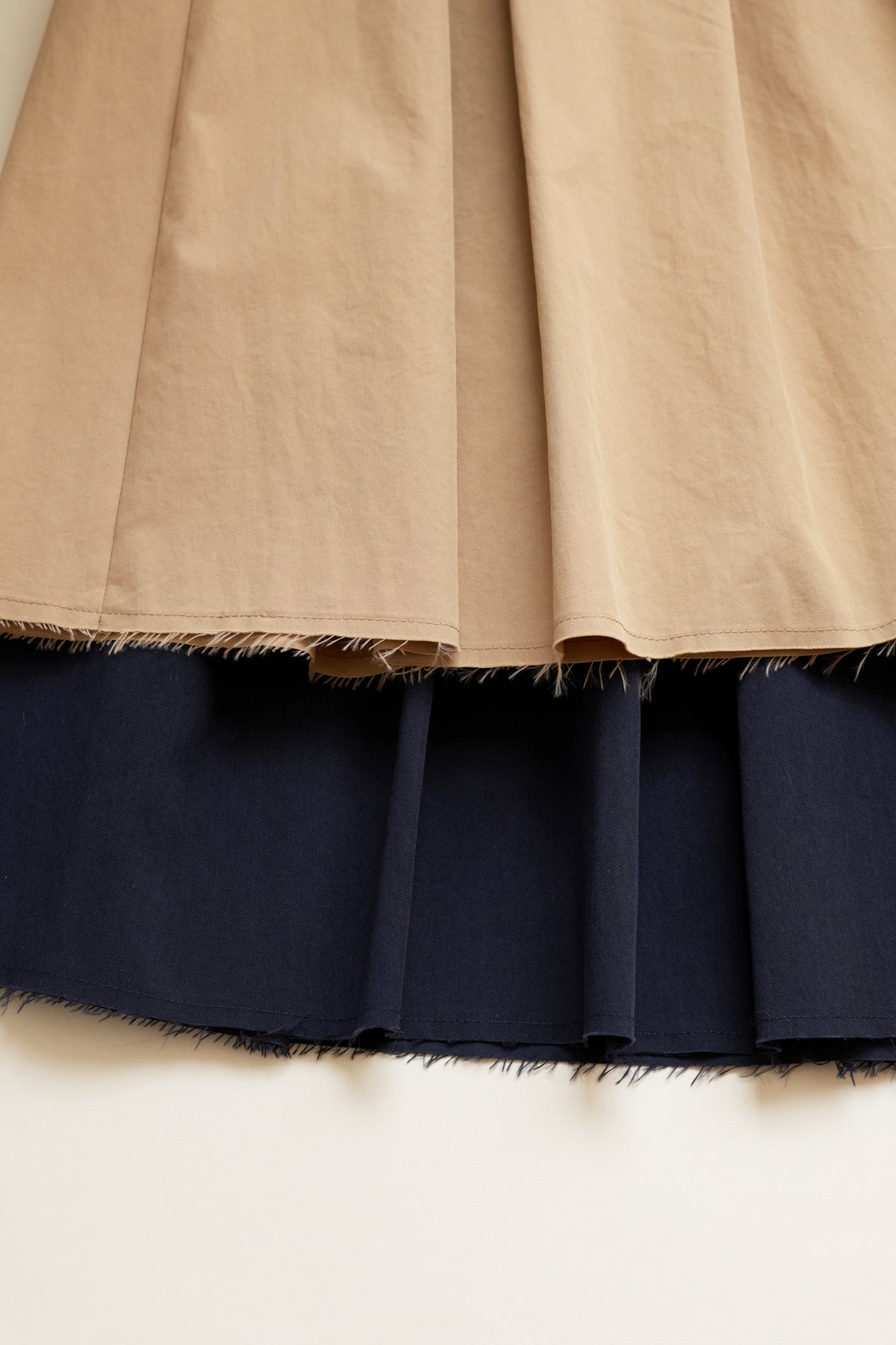 LOW EDGE PLEATED SKIRT - BEIGE