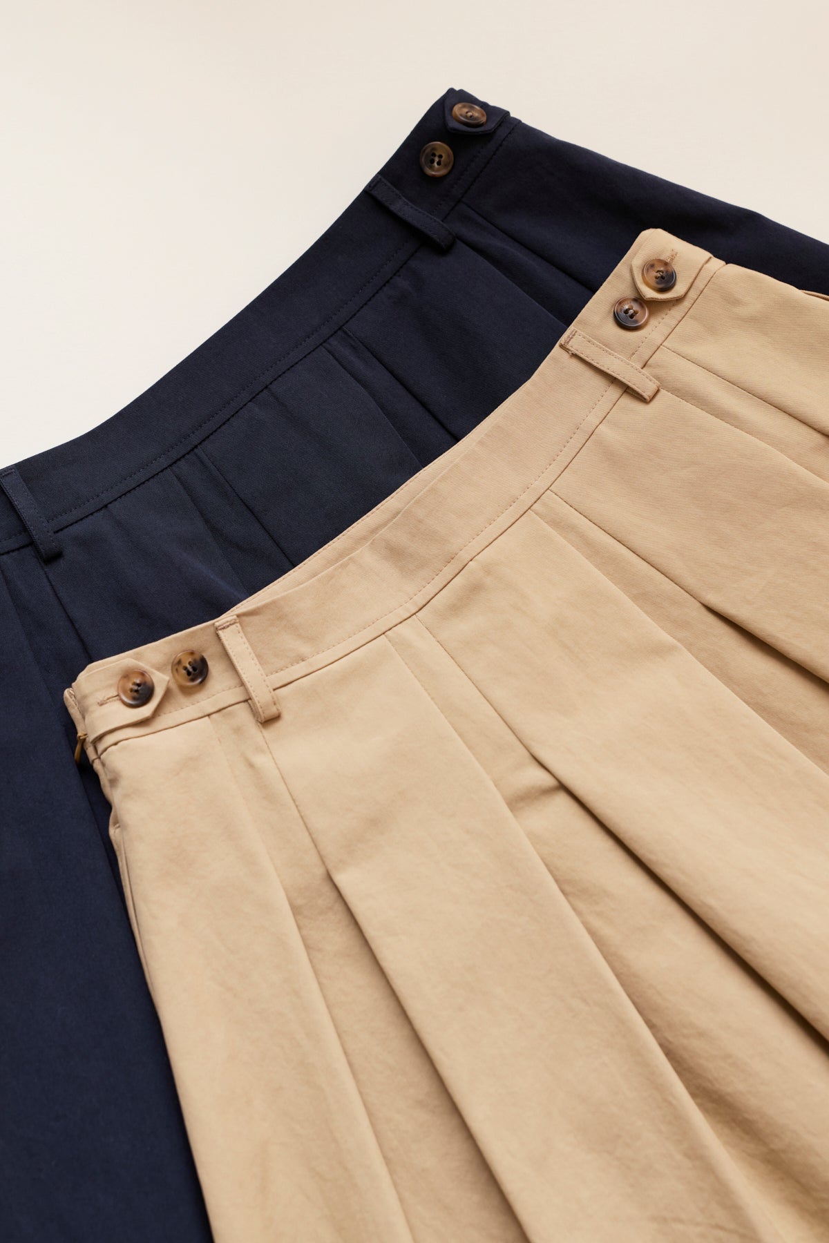 LOW EDGE PLEATED SKIRT - BEIGE