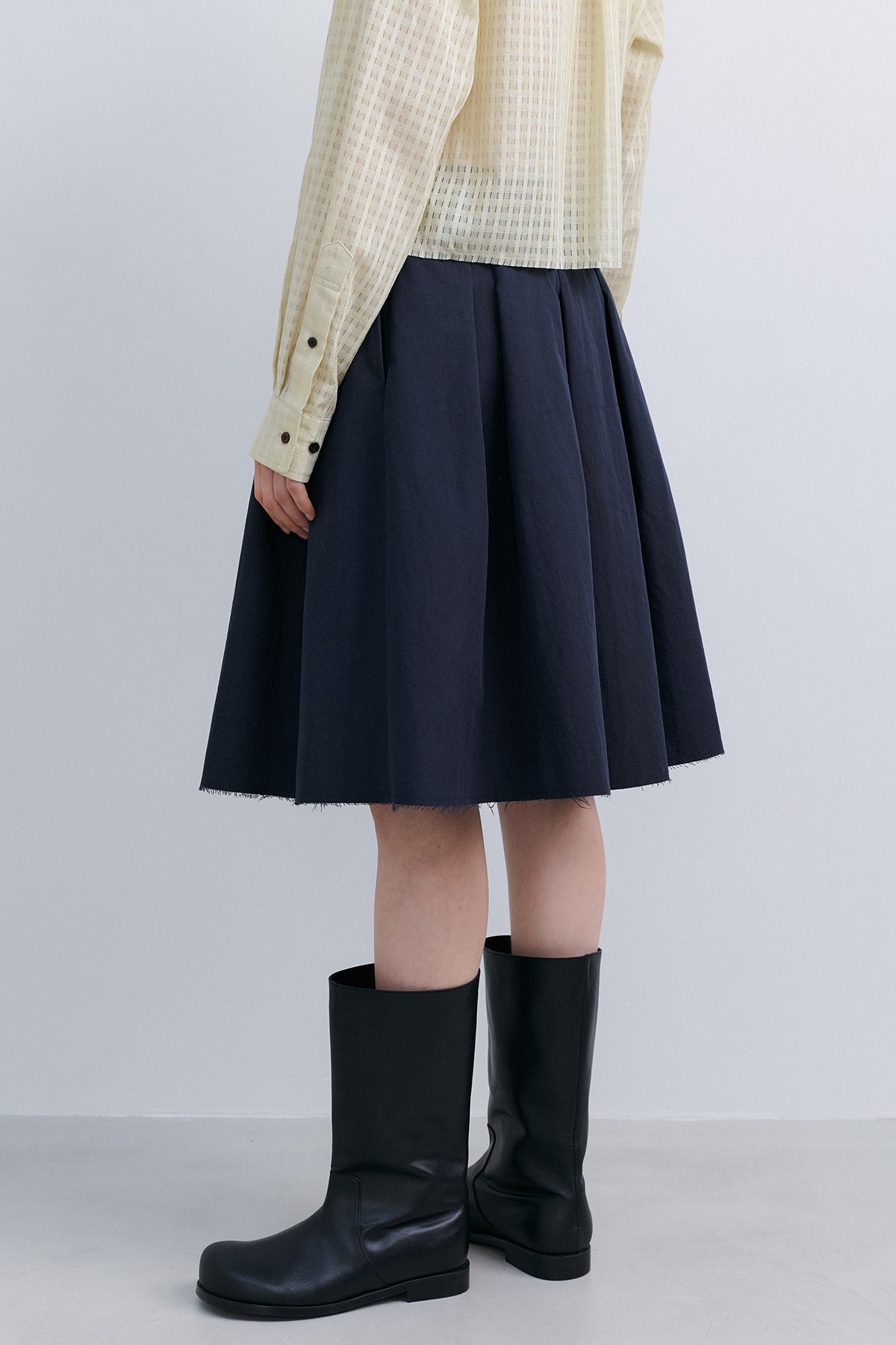 LOW EDGE PLEATED SKIRT - NAVY
