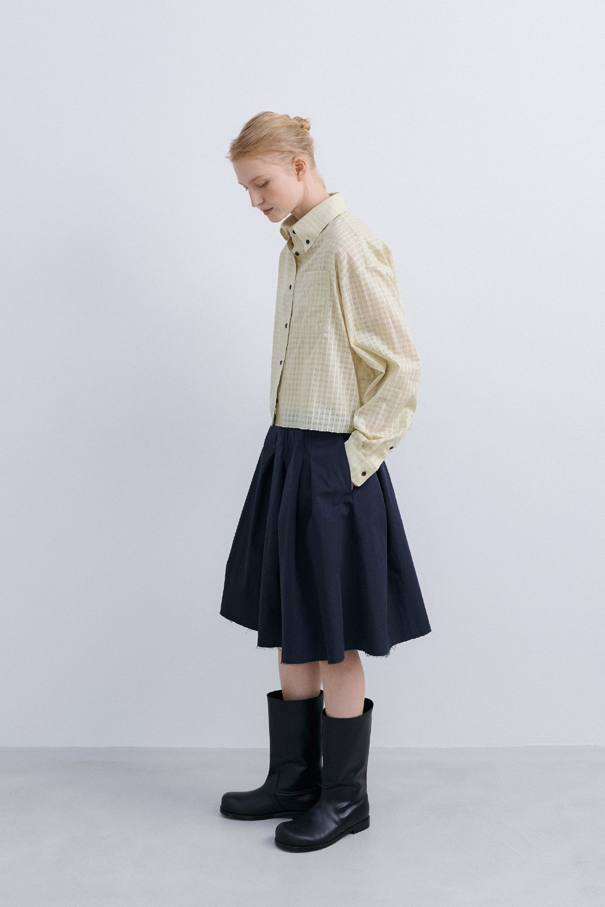 LOW EDGE PLEATED SKIRT - NAVY