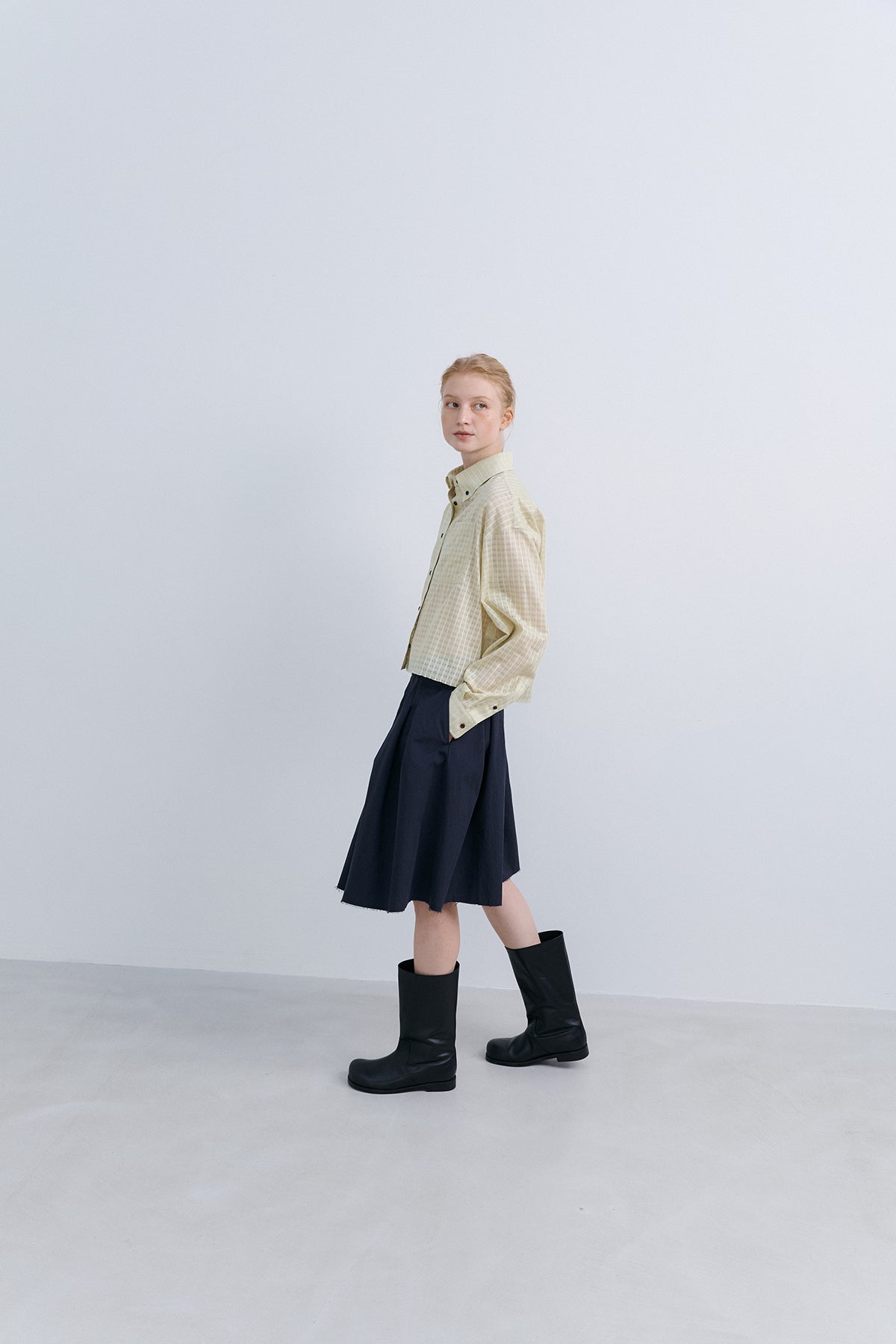 LOW EDGE PLEATED SKIRT - NAVY