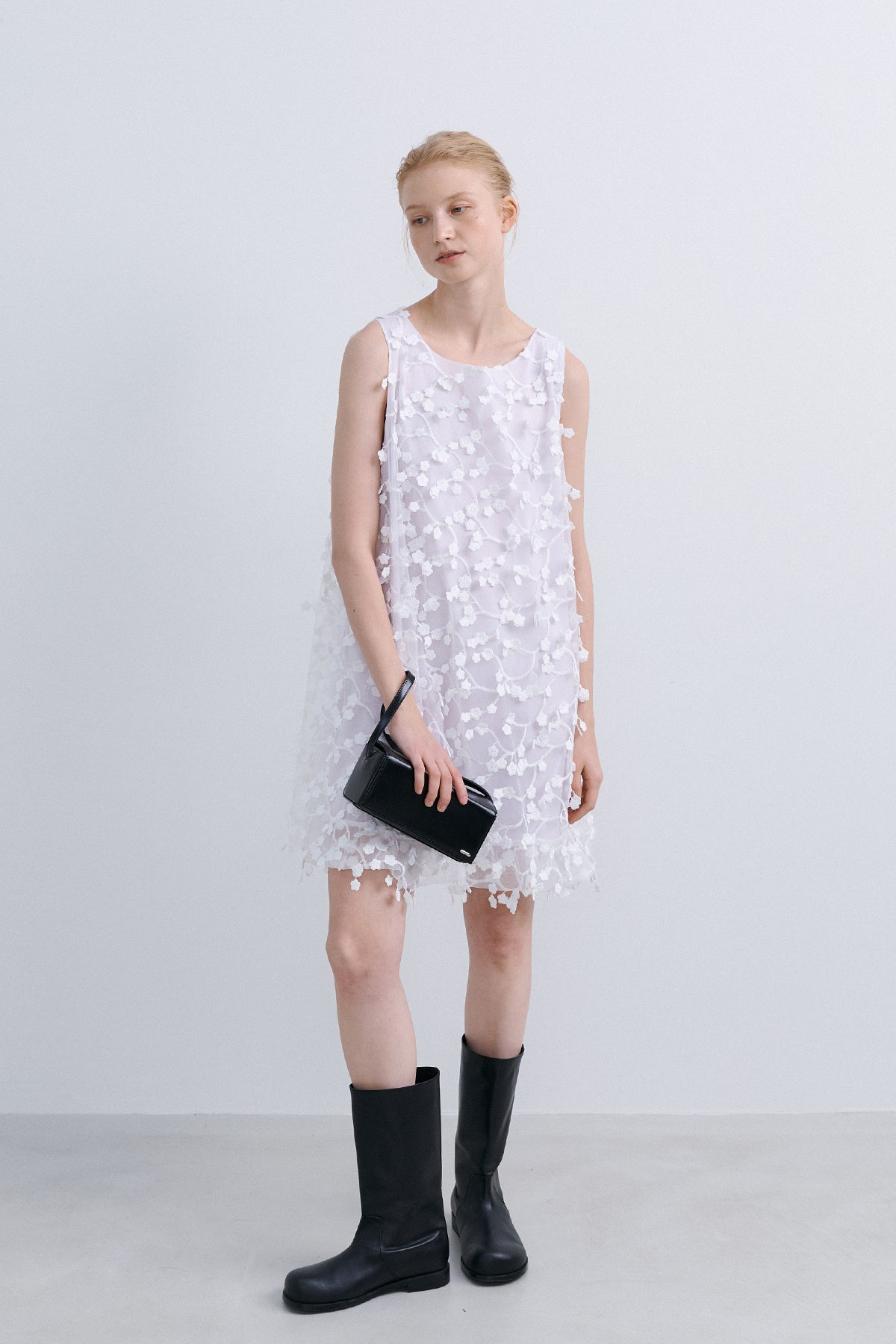 EMBROIDERED FLOWER DRESS - WHITE