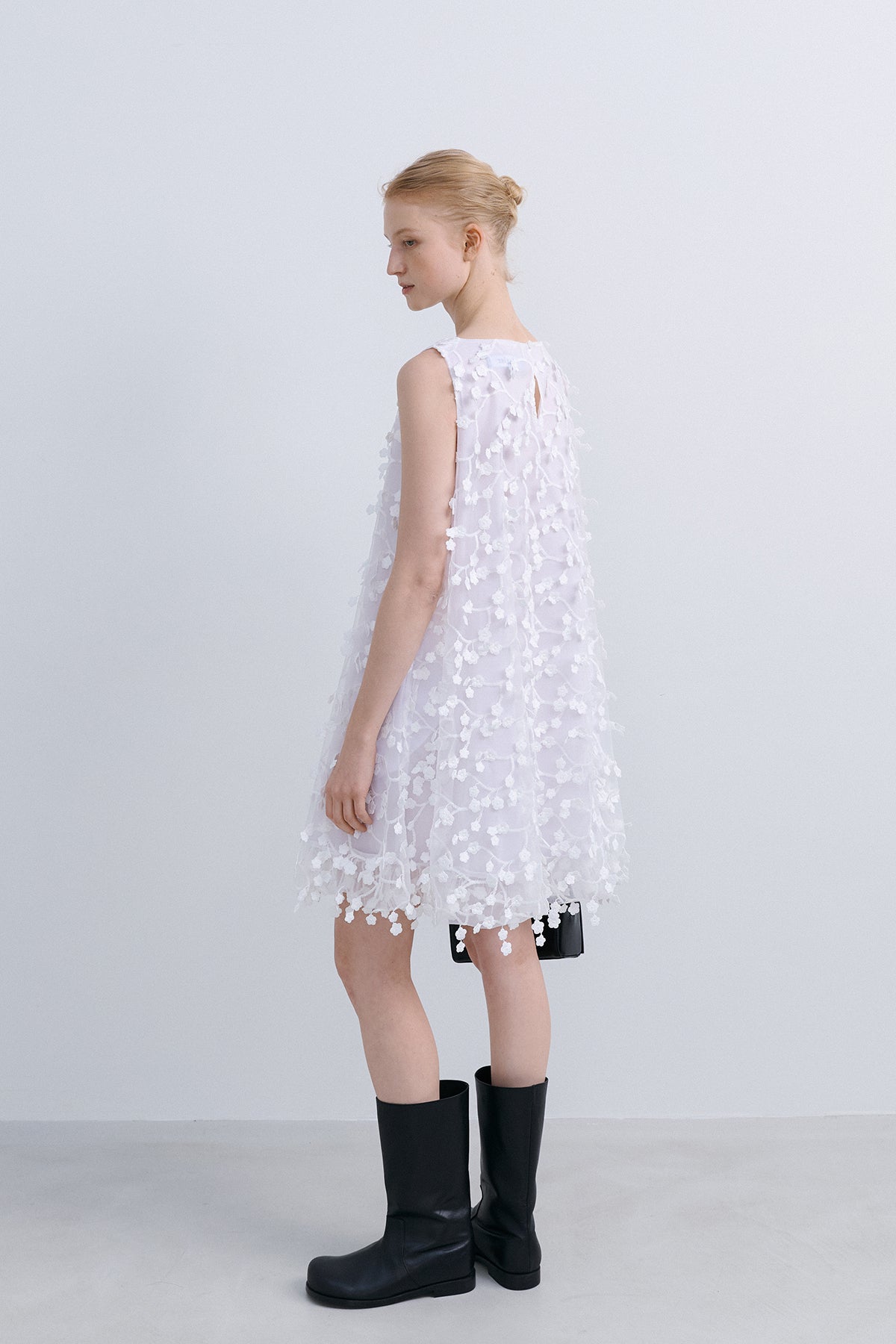 EMBROIDERED FLOWER DRESS - WHITE