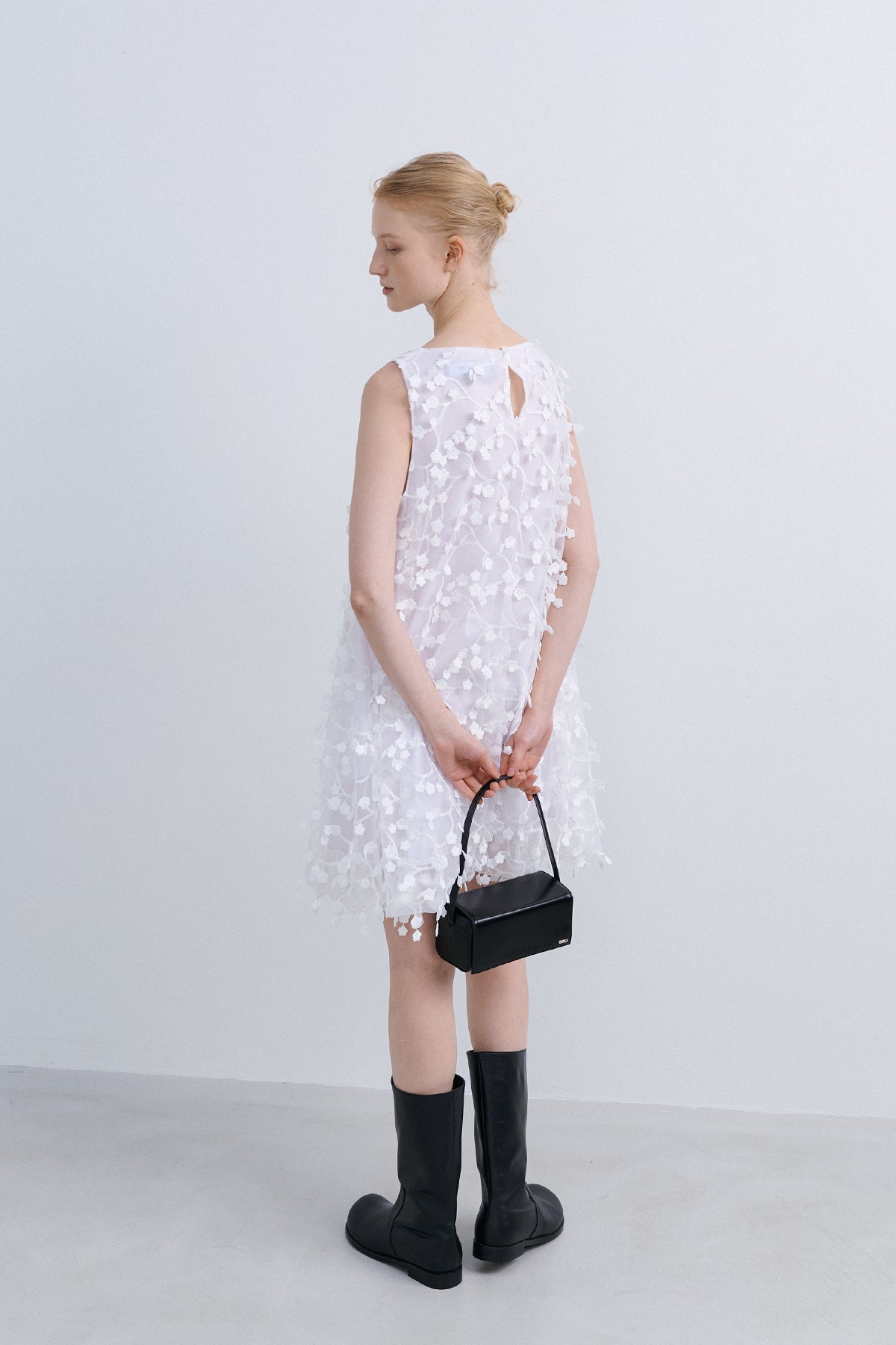 EMBROIDERED FLOWER DRESS - WHITE