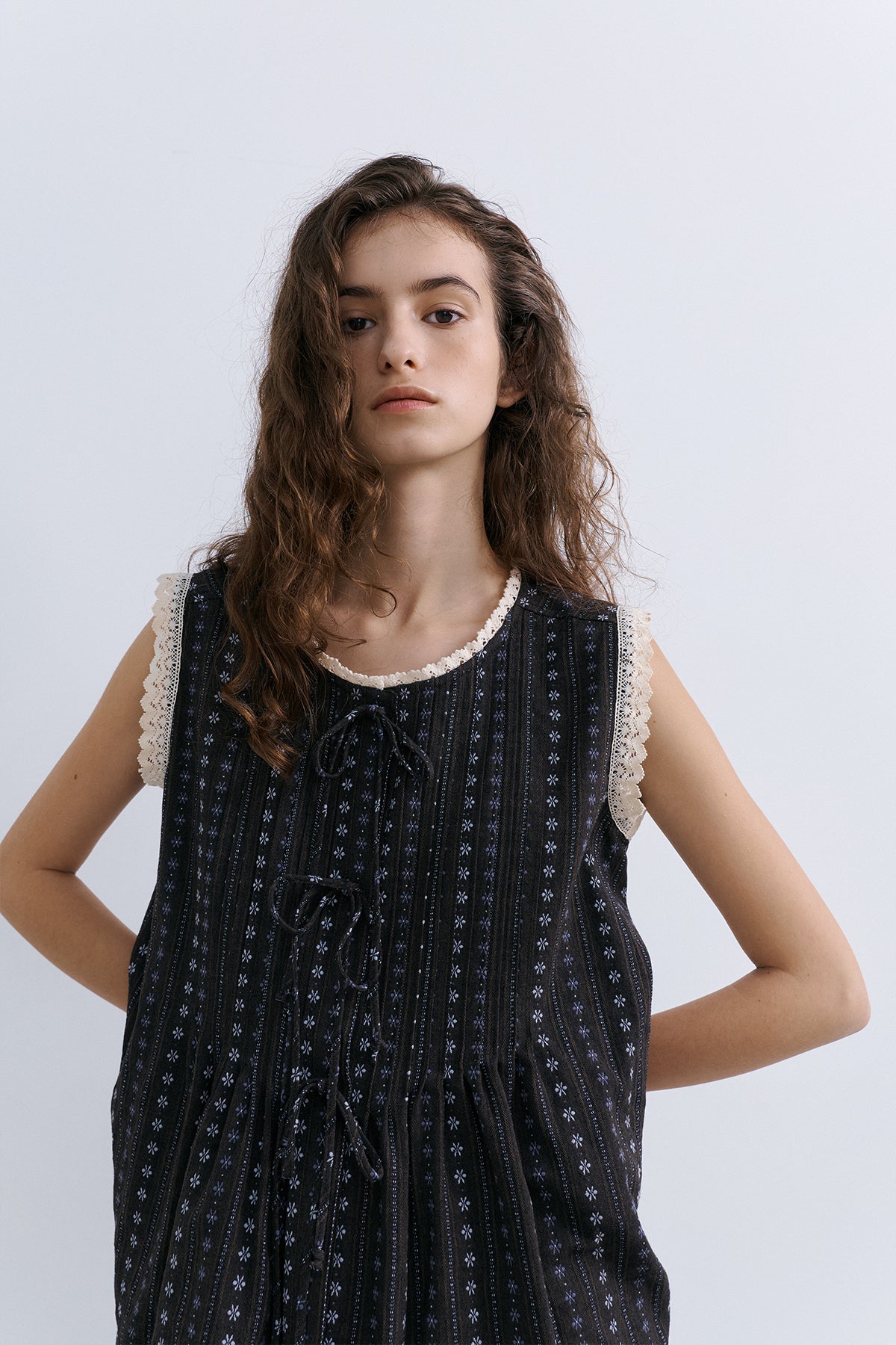 LACED GILET - BROWN