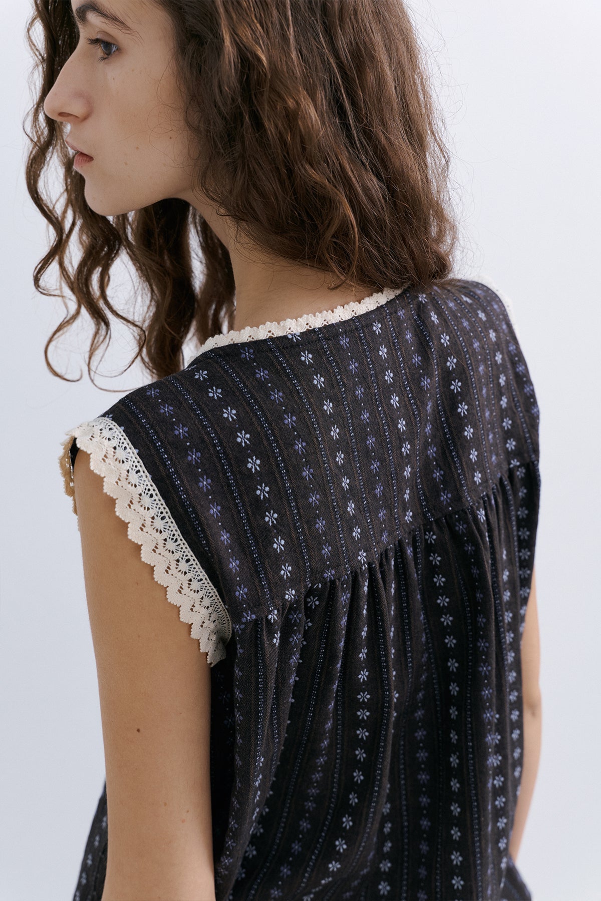 LACED GILET - BROWN