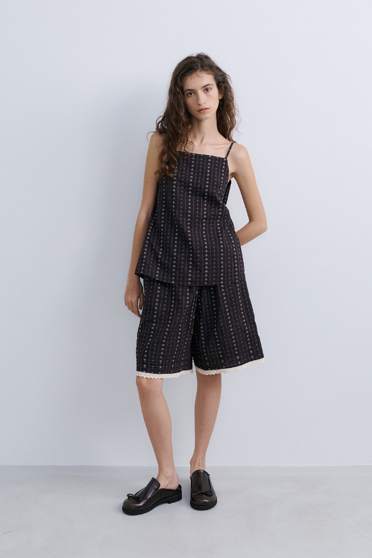 SLIM TIE BLOUSE - BROWN