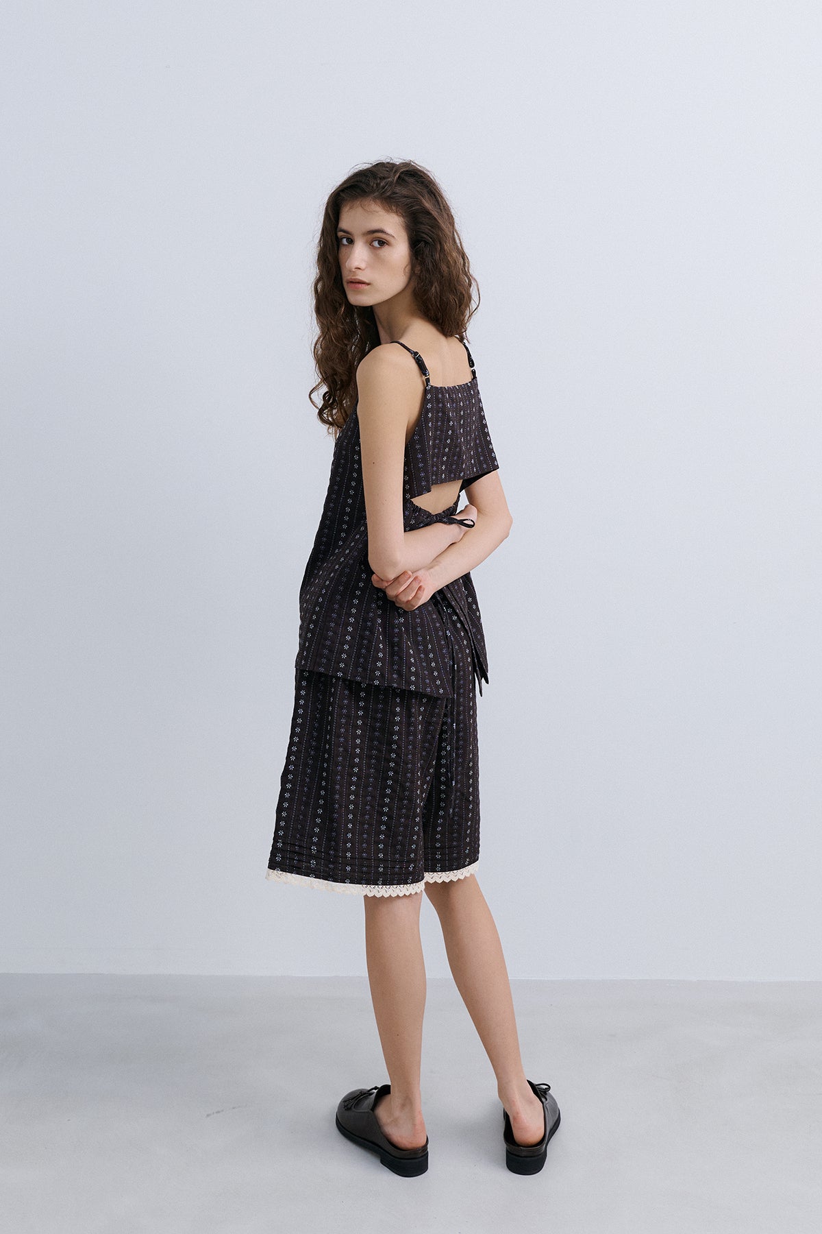 SLIM TIE BLOUSE - BROWN