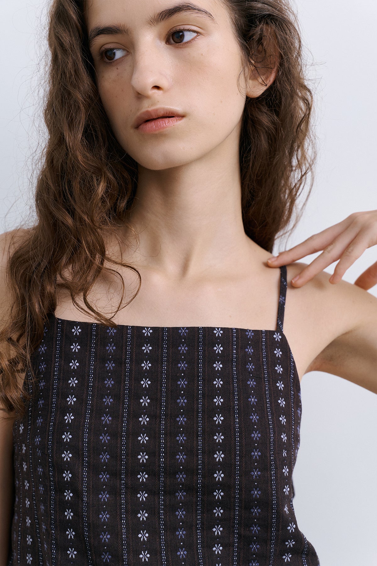 SLIM TIE BLOUSE - BROWN