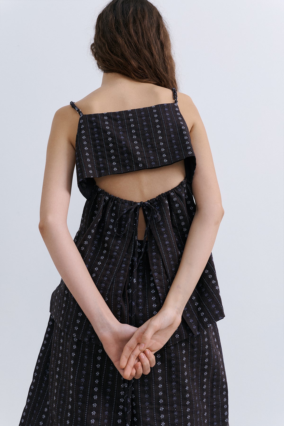 SLIM TIE BLOUSE - BROWN