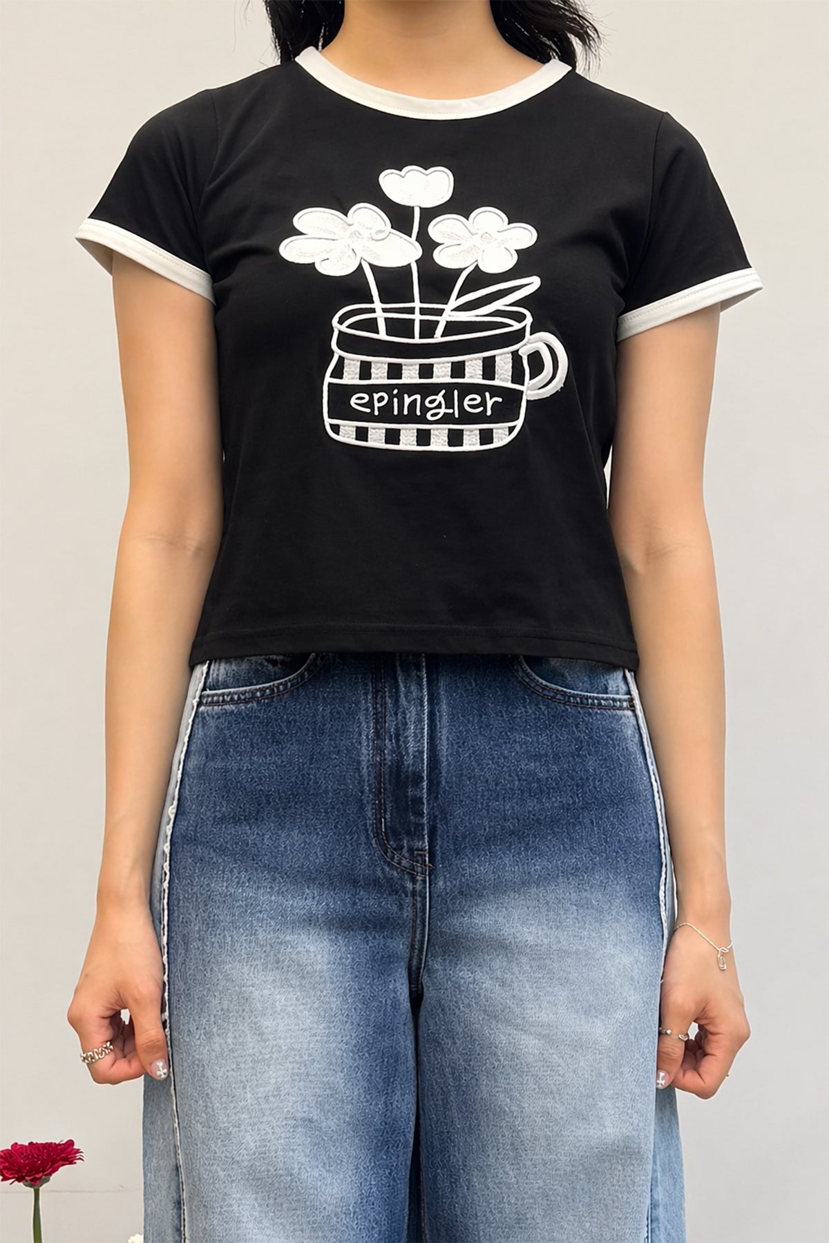 FLOWER EMBROIDERED T - BLACK