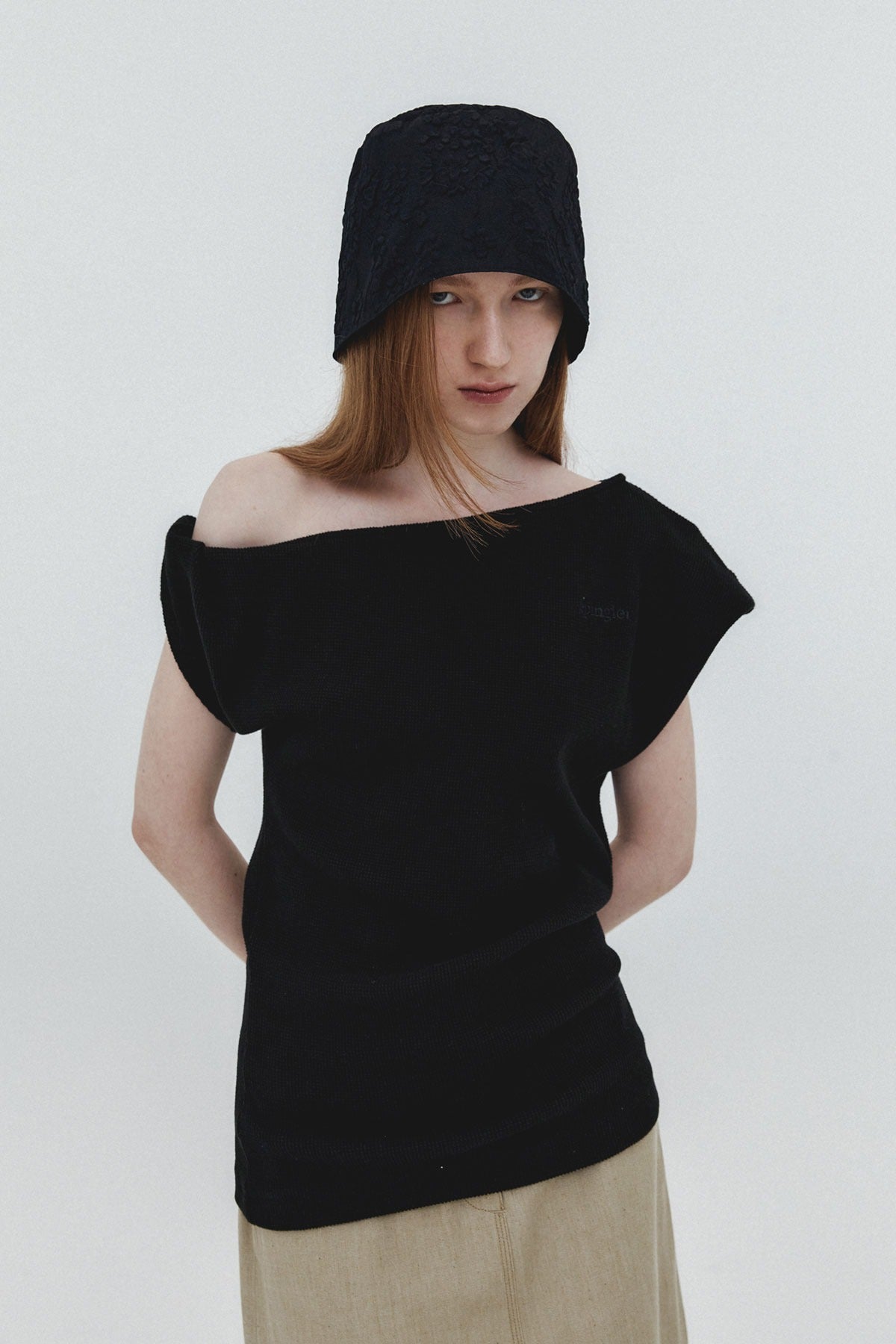 TWISTED ASYMMETRIC T - BLACK