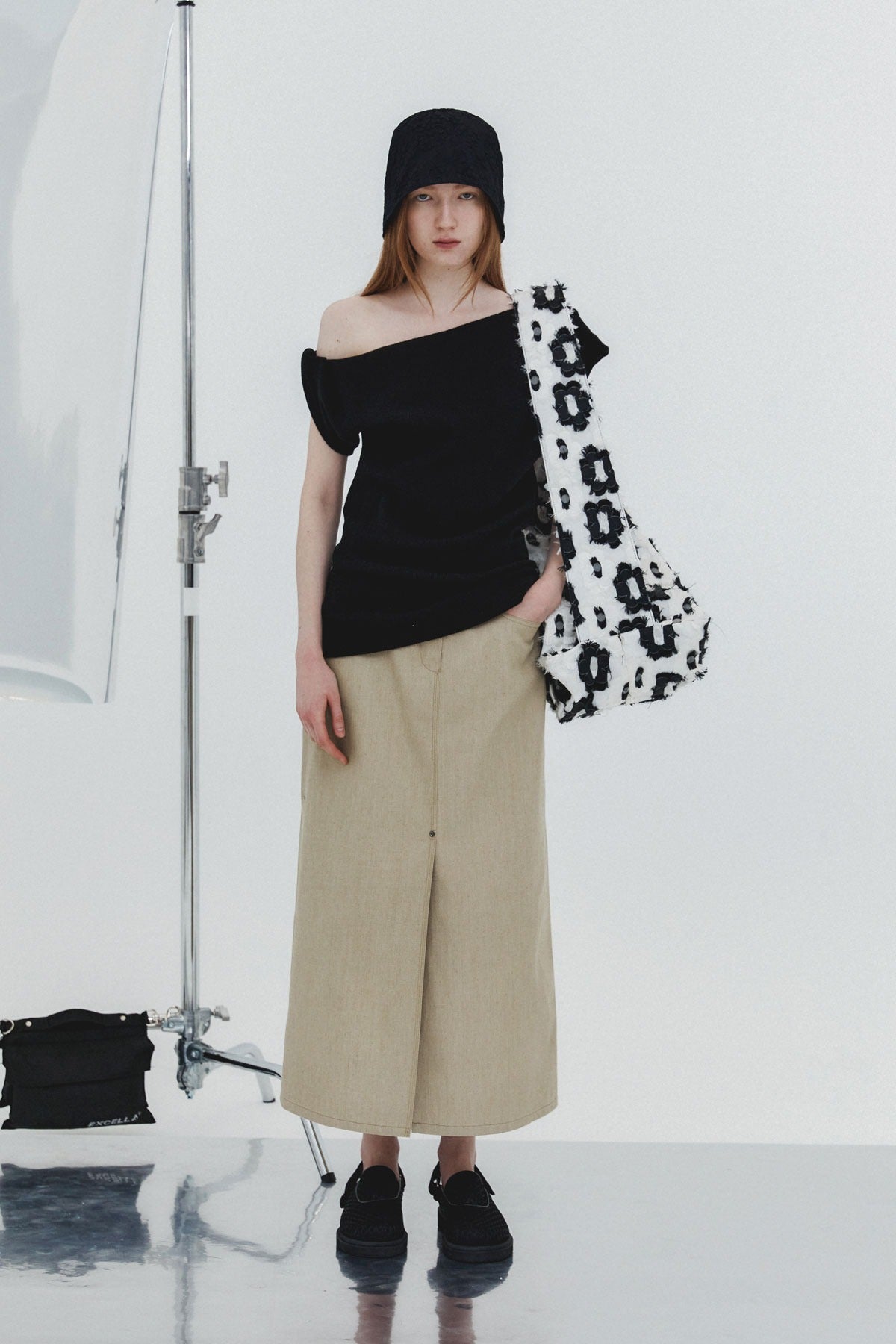 TWISTED ASYMMETRIC T - BLACK