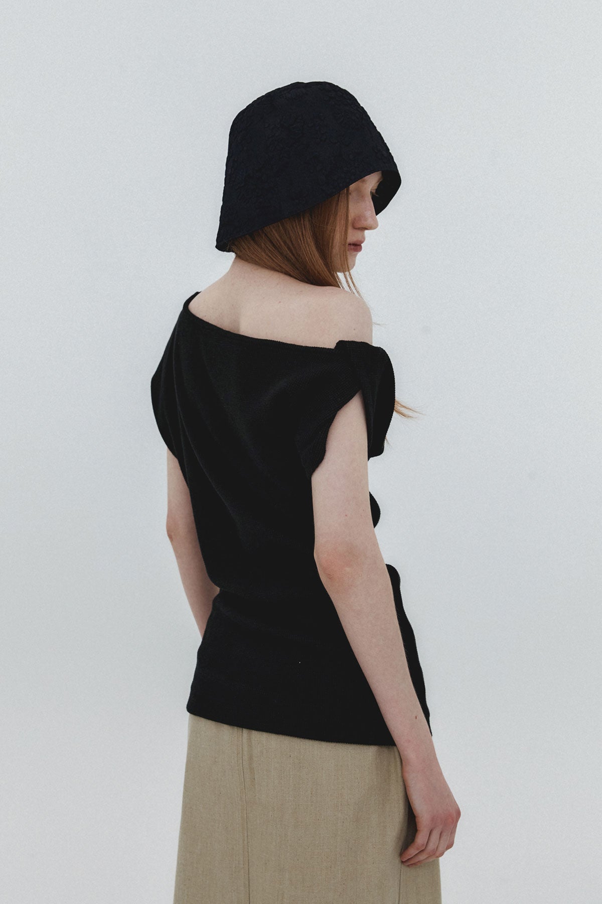 TWISTED ASYMMETRIC T - BLACK