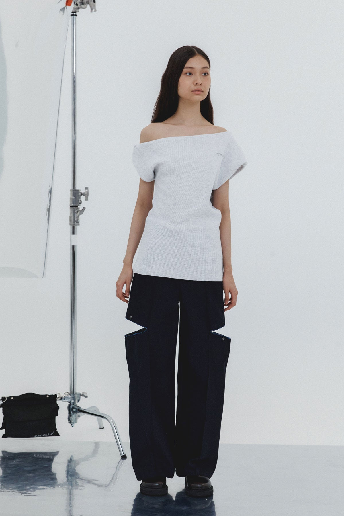 TWISTED ASYMMETRIC T - LIGHT GREY