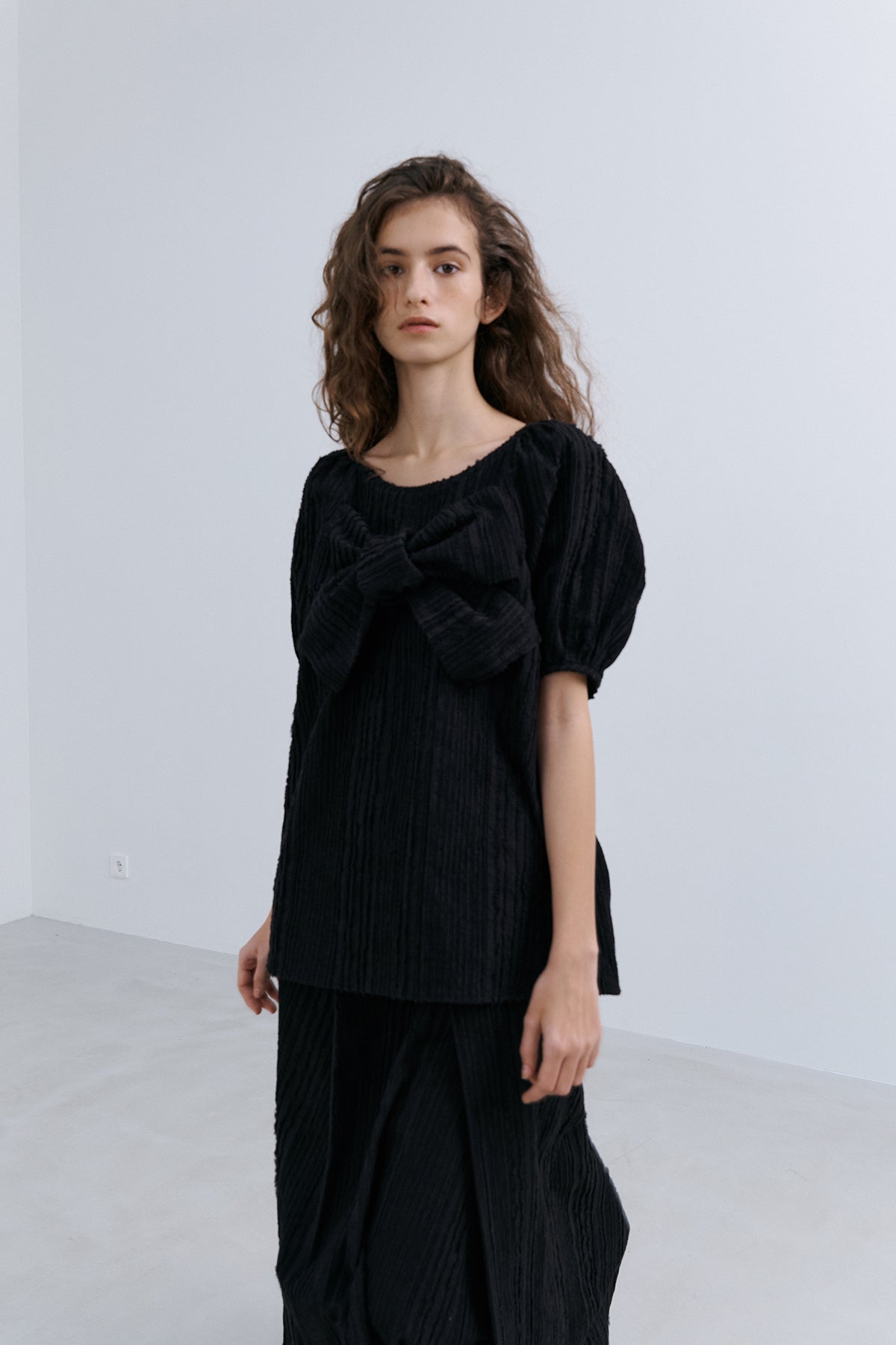 ORIGAMI RIBBON PATCHED BLOUSE - BLACK