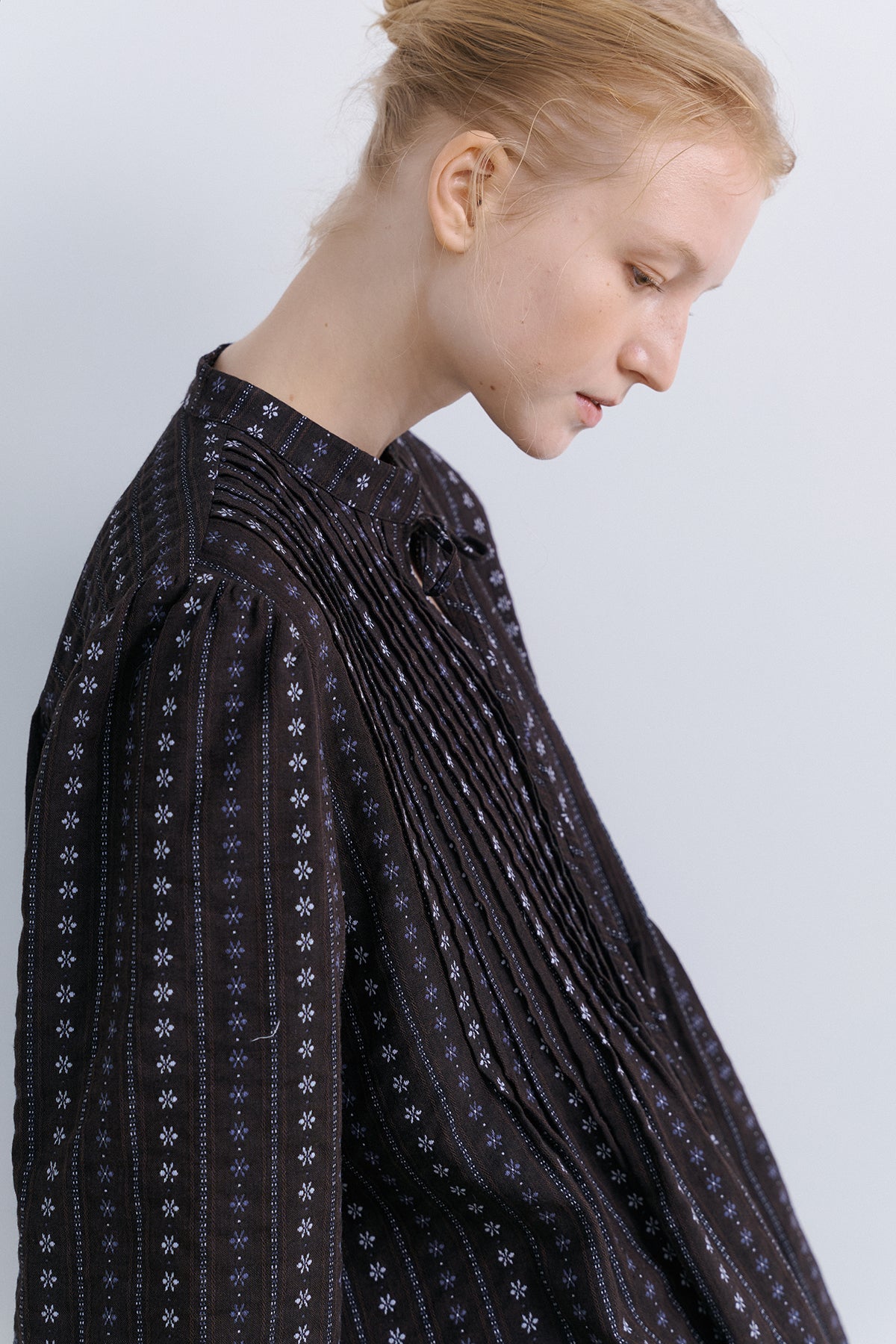 TUCKING BLOUSE - FLOWER BROWN