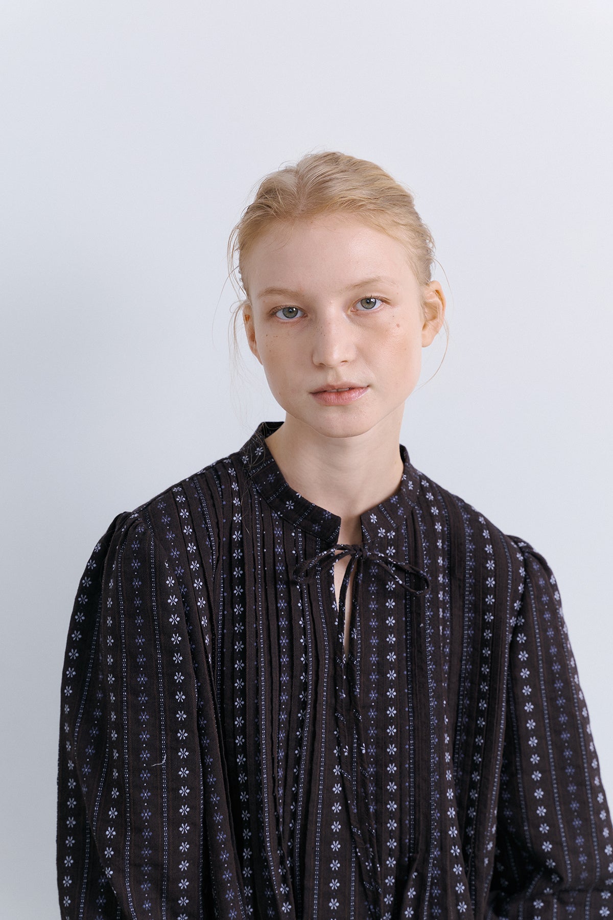 TUCKING BLOUSE - FLOWER BROWN
